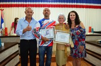 Entrega do certificado de Congratulações a Professora “MARIA BARROSO DE GODOI” e certificado de Aplausos ao atleta de motocros “ALBERTO LAZARETTI”.